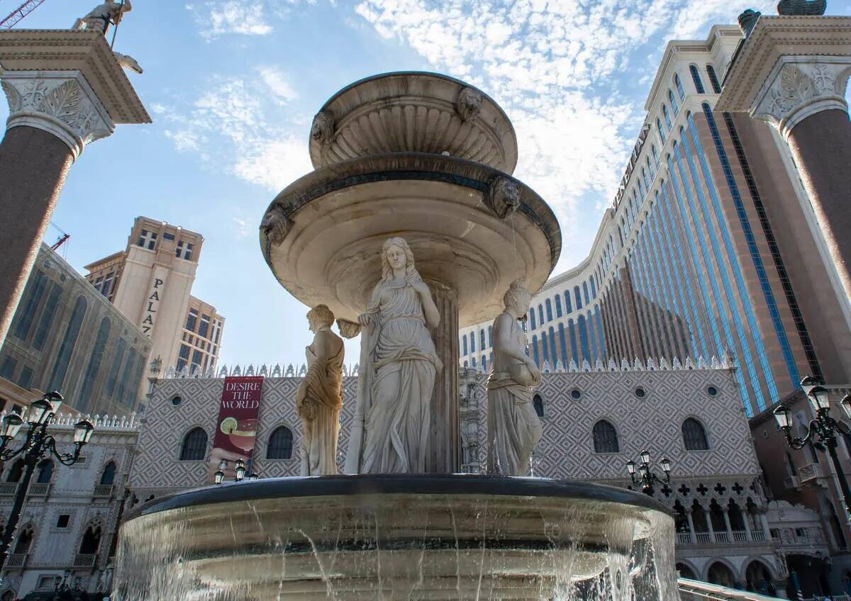 Se muestra el hotel-casino The Venetian resort, el viernes 9 de julio de 2021, en Las Vegas. (B ...