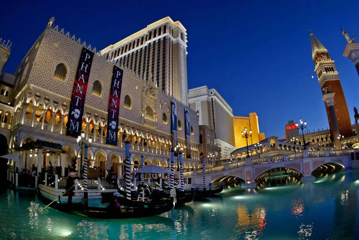 Góndolas se muestran en los canales frente al Venetian Resort-Hotel-Casino al atardecer, el vi ...