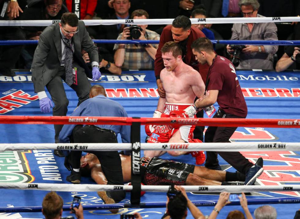 'Canelo' Álvarez, a la derecha, mira a Amir Khan inconsciente durante su pelea por el campeona ...