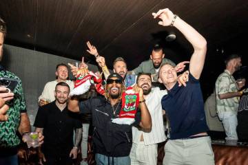 Lil Jon celebra con miembros del club de fútbol Wrexham de Gales en Hakkasan en MGM Grand el j ...