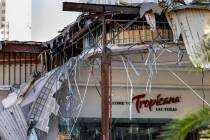 Continúa la demolición de la puerta cochera del Tropicana, el jueves 2 de mayo de 2024, en La ...