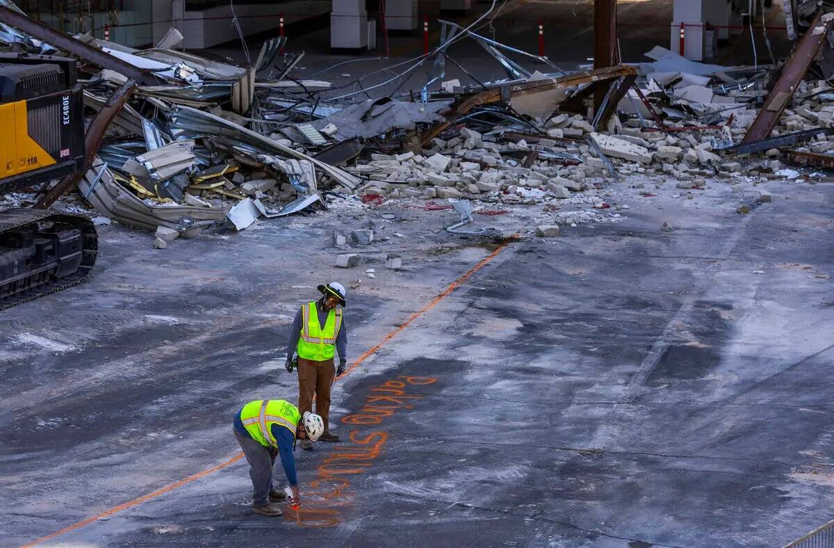 Un equipo marca el pavimento mientras continúa la demolición de la puerta cochera en el Tropi ...