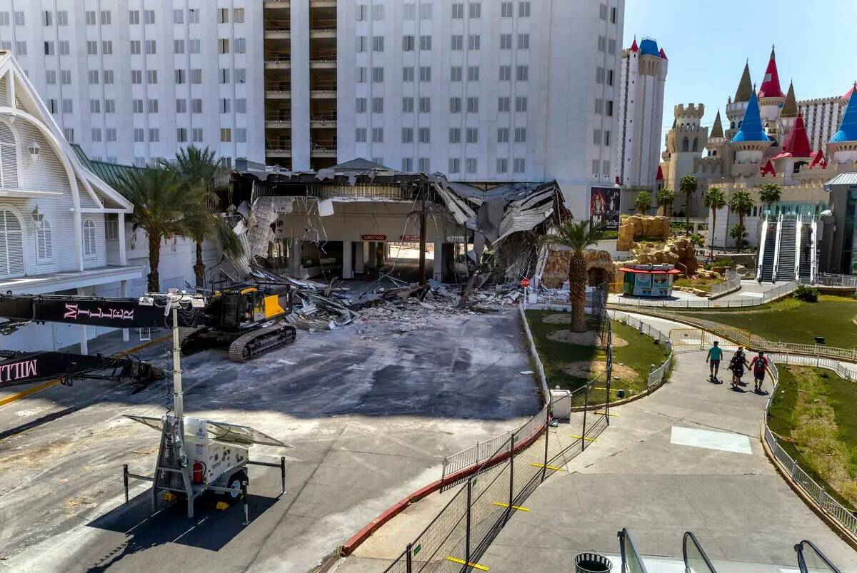 Continúa la demolición en el Tropicana, el jueves 2 de mayo de 2024, en Las Vegas. (L.E. Bask ...