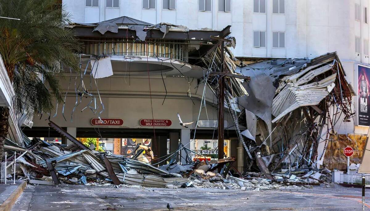 La demolición continúa sobre la puerta cochera en el Tropicana, el jueves 2 de mayo de 2024, ...