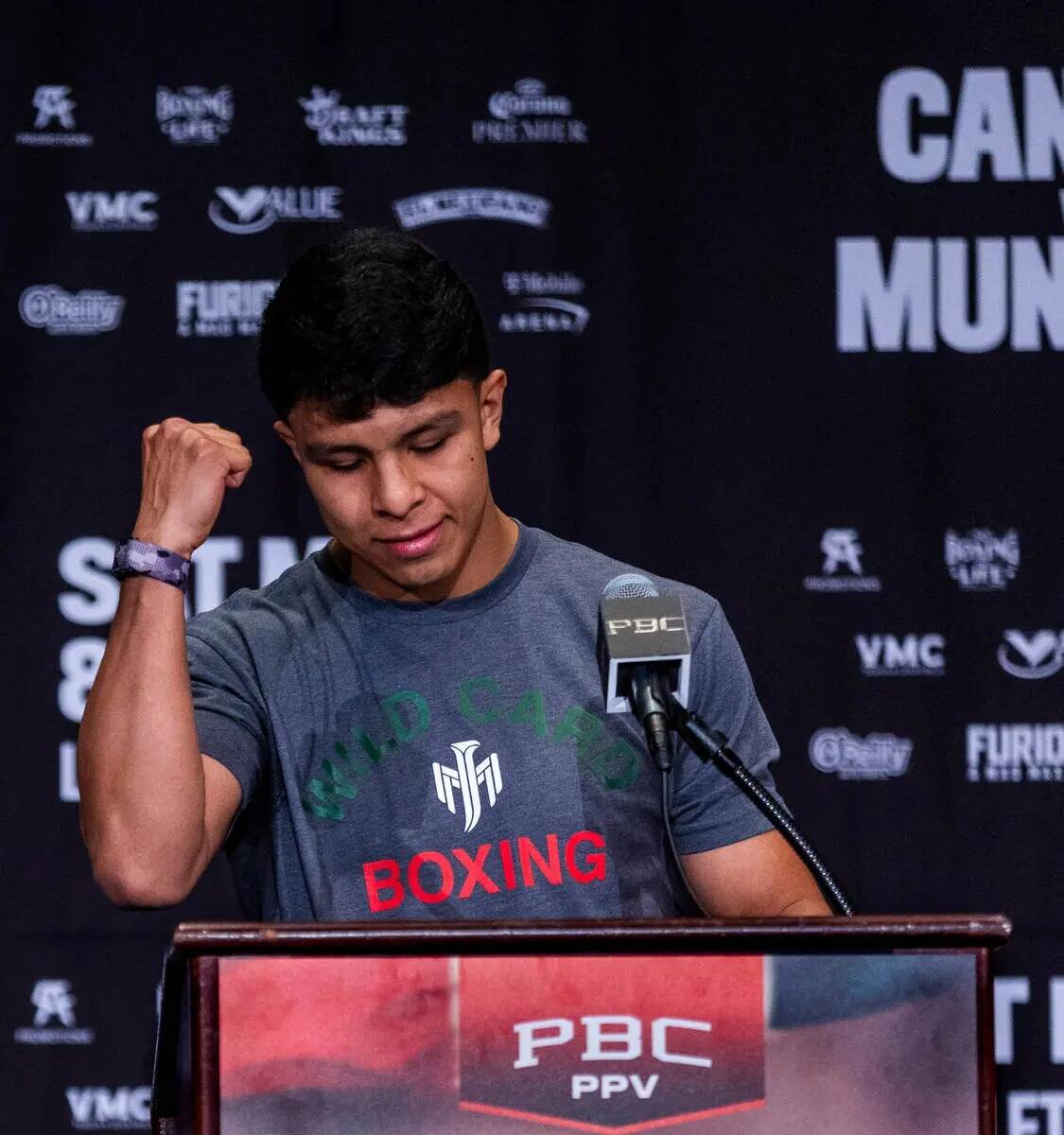 El boxeador Jaime Munguia dice a la multitud cómo va a ganar durante la conferencia de prensa ...