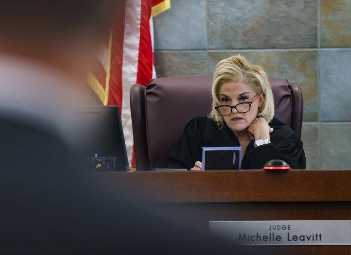 La jueza del Tribunal Distrito Michelle Leavitt preside una verificación de situación en el c ...