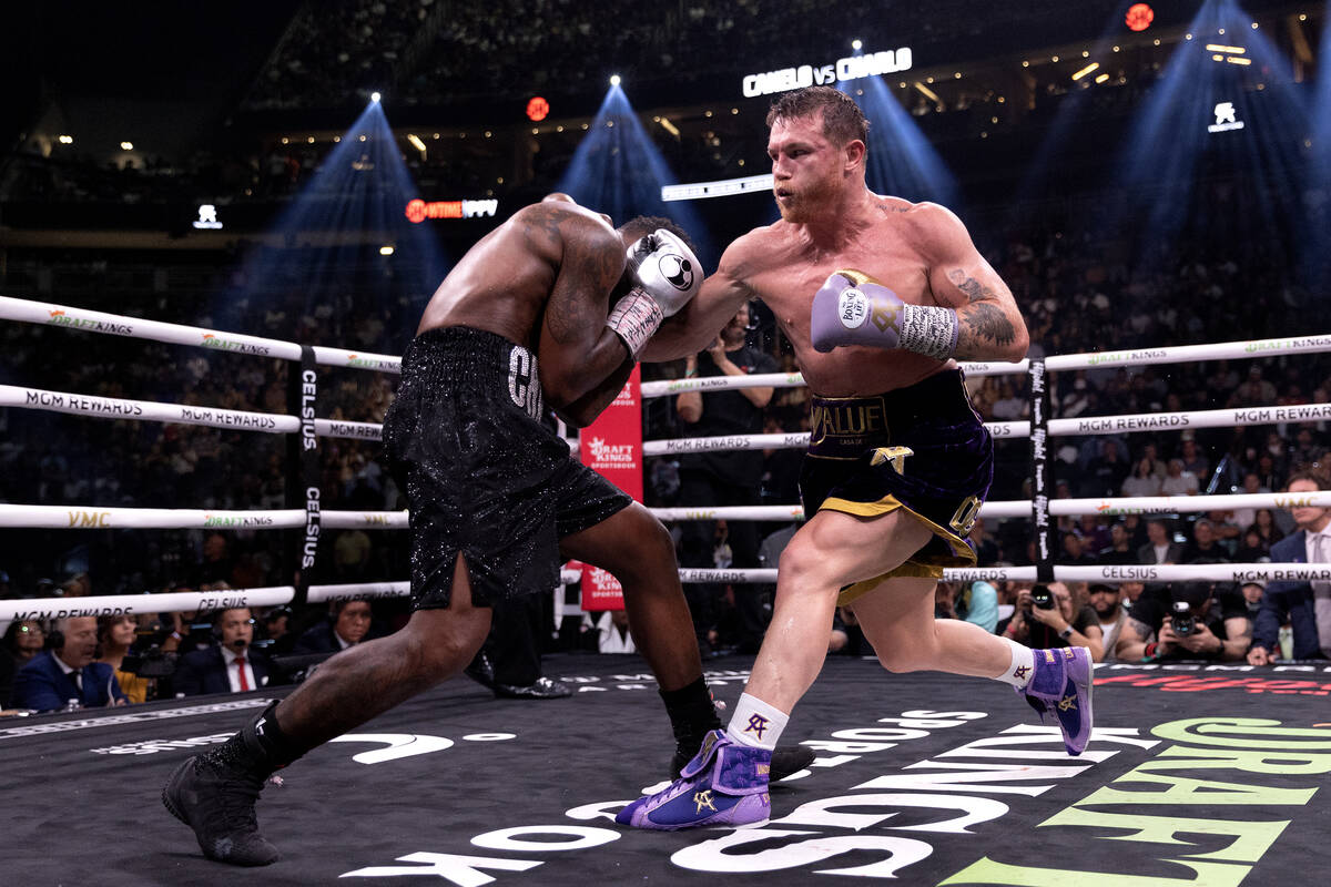 Canelo Álvarez golpea a Jermell Charlo durante un combate de boxeo por el título mundial indi ...