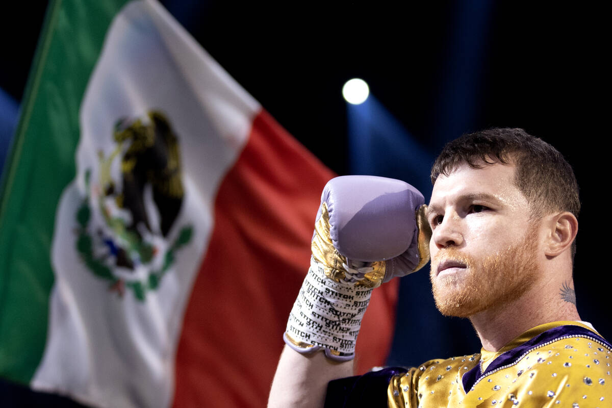 Canelo Álvarez sube al ring antes de su combate de boxeo por el título mundial indiscutible d ...