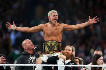 Cody Rhodes celebra tras ganar el combate por el campeonato universal Undisputed de la WWE dura ...