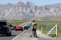 Un ciclista se detiene en la ruta estatal 159 en Red Rock Canyon National Conservation Area, a ...