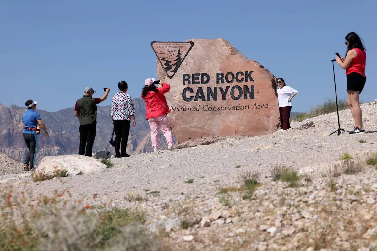 Turistas se detienen para tomar fotos en la Ruta Estatal 159 en Red Rock Canyon National Conser ...