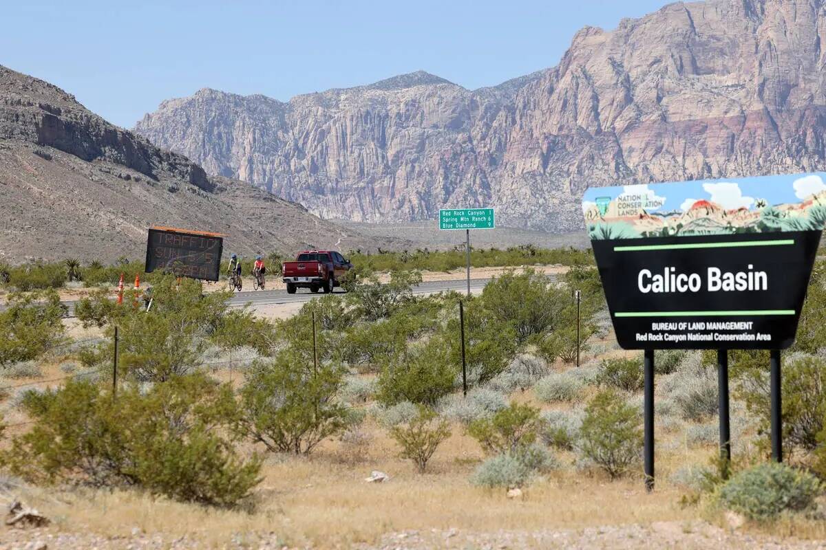 Automovilistas y ciclistas circulan por la Ruta Estatal 159 cerca de Calico Basin Road en Red R ...