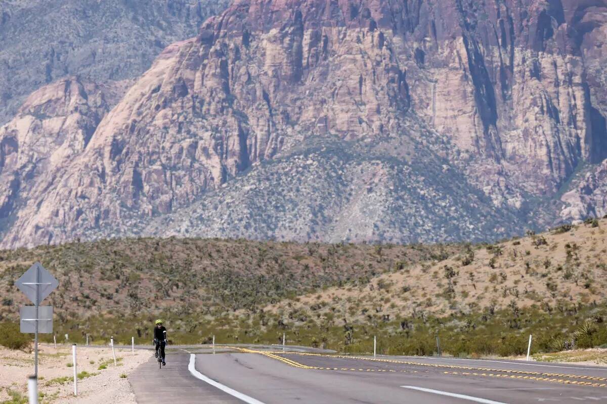 Un ciclista se desplaza por la Ruta Estatal 159 cerca de Calico Basin Road en Red Rock Canyon N ...
