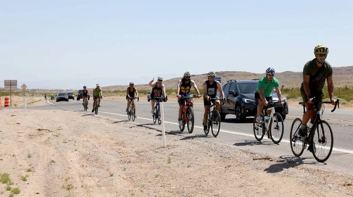 Ciclistas y automovilistas circulan por la Ruta Estatal 159 cerca de Calico Basin Road en Red R ...