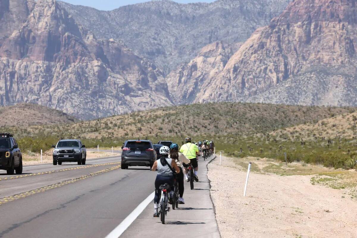 Ciclistas y automovilistas circulan por la Ruta Estatal 159 cerca de Calico Basin Road en Red R ...