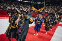 Graduados participan en la ceremonia de graduación de la Universidad Estatal de Nevada en el T ...