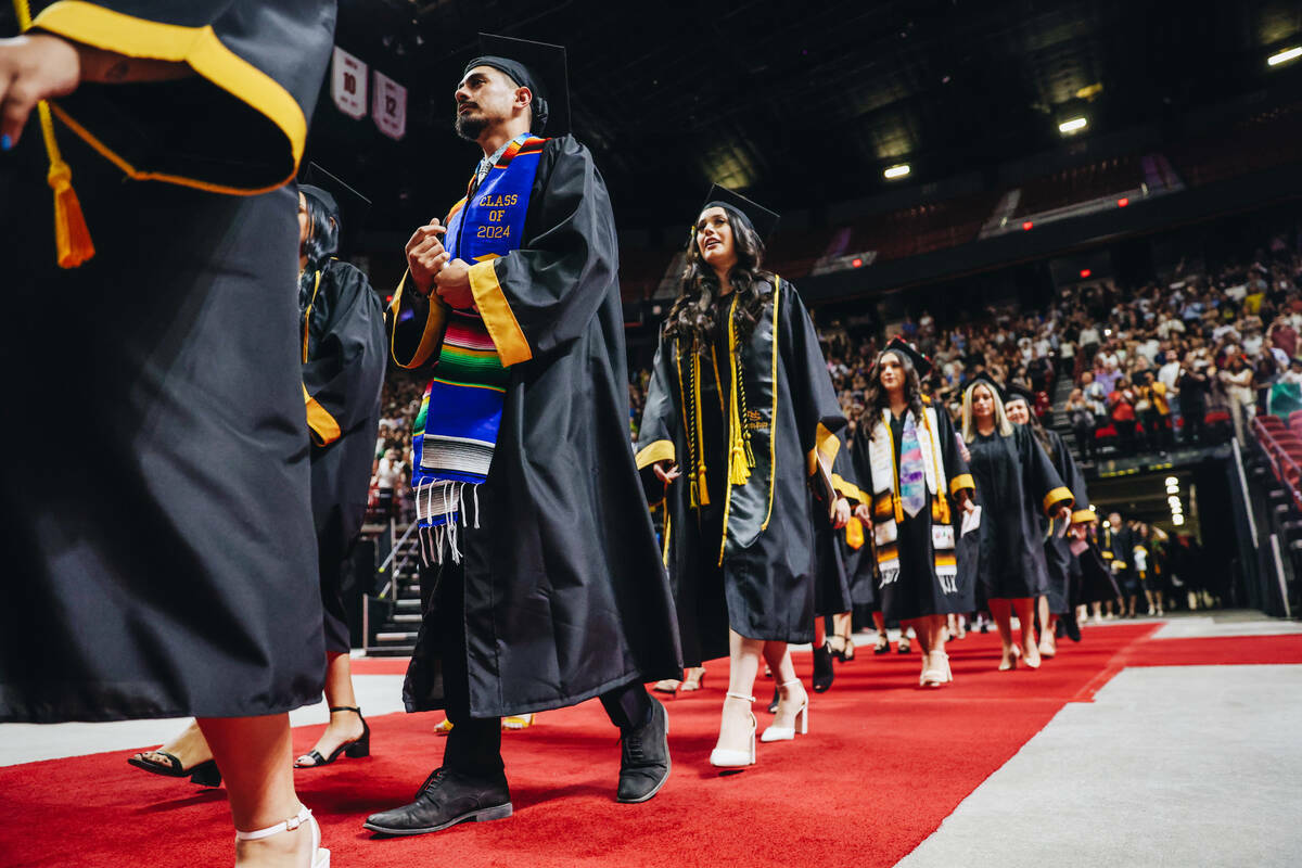 Graduados participan en la ceremonia de graduación de la Universidad Estatal de Nevada en el T ...