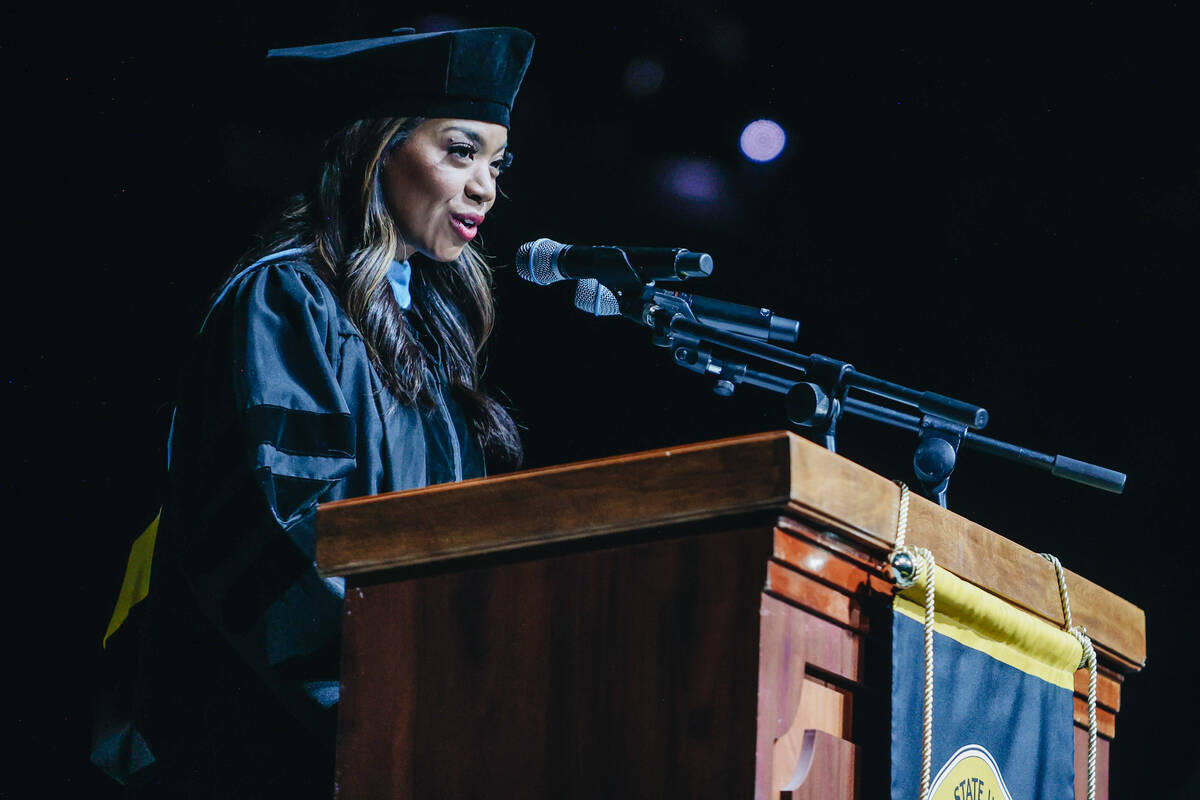 La presidenta de los Raiders, Sandra Douglass Morgan, pronuncia el discurso de graduación dura ...