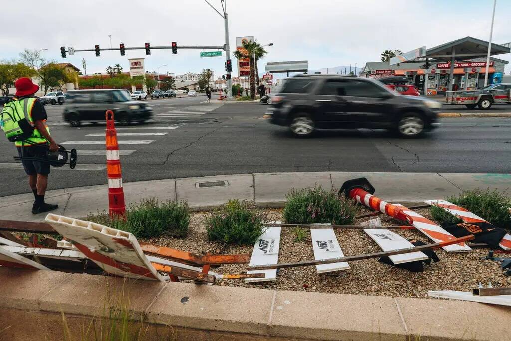 El sitio de un accidente se ve en la intersección de Charleston y Decatur el domingo 5 de mayo ...