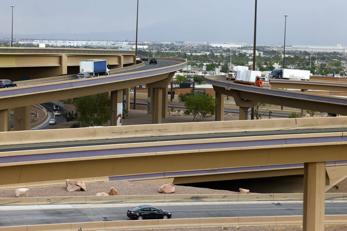 Automovilistas circulan por la intersección entre la U.S. 95 y la Interstate15, comúnmente ll ...