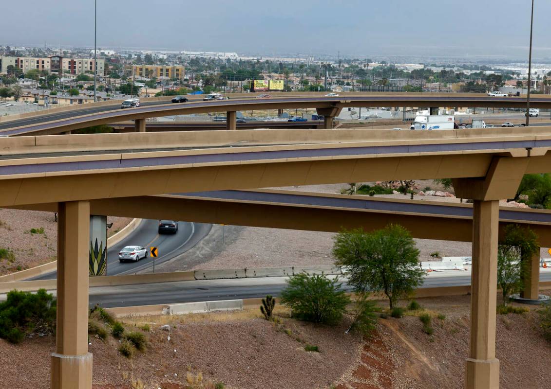 Automovilistas circulan por la intersección entre la U.S. 95 y la Interstate15, comúnmente ll ...