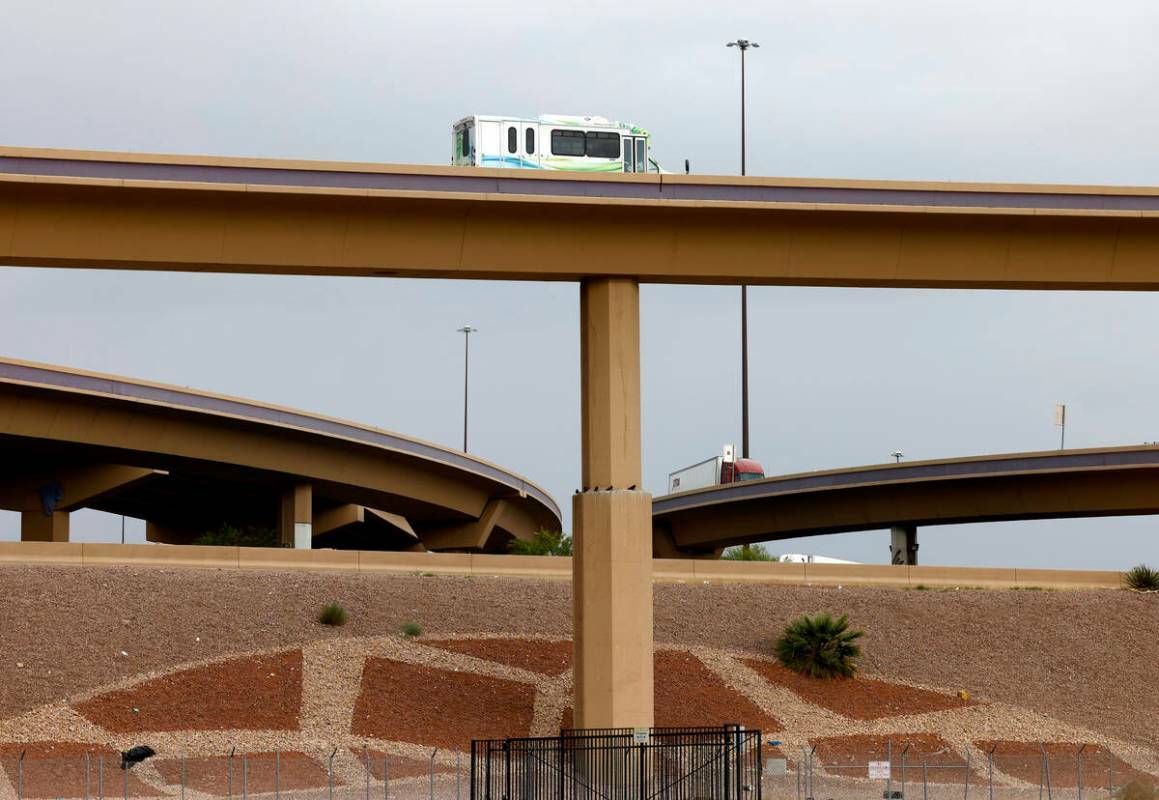 Automovilistas circulan por la intersección entre la U.S. 95 y la Interstate15, comúnmente ll ...