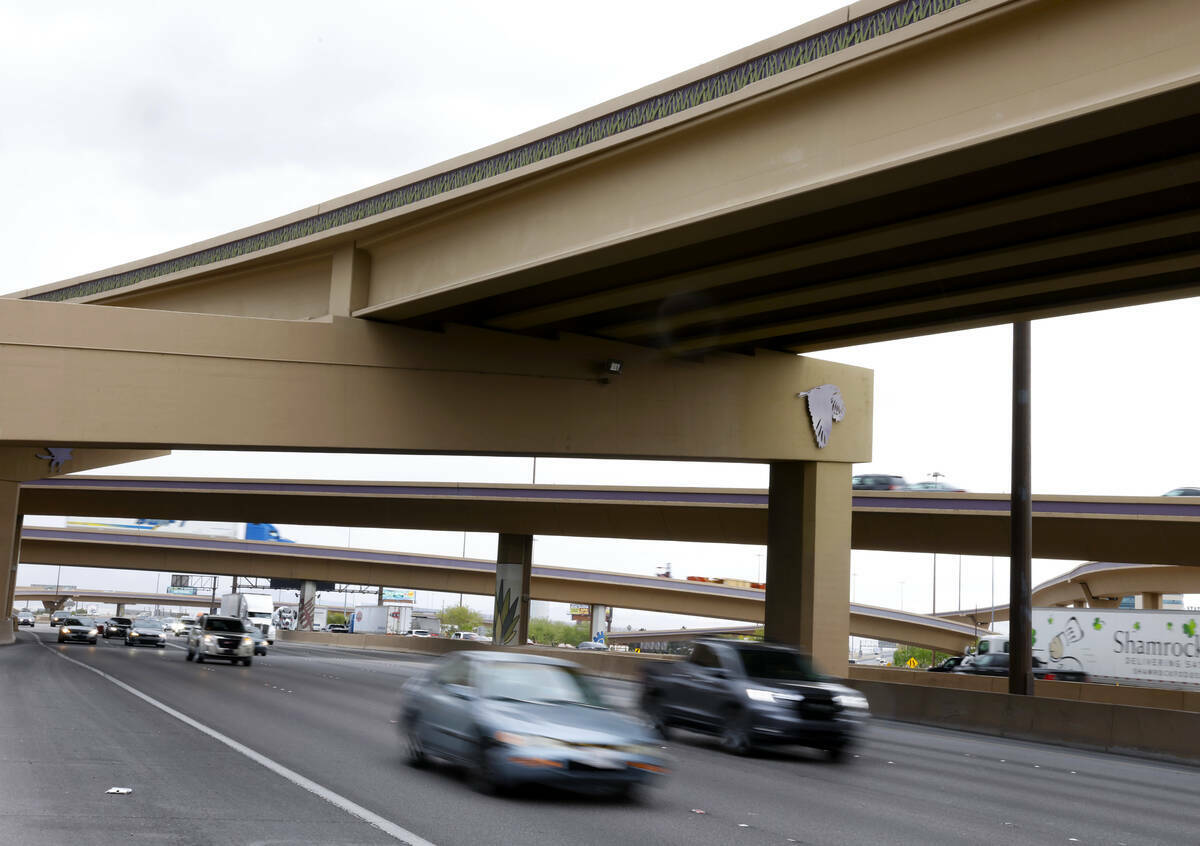 Automovilistas circulan por la intersección entre la U.S. 95 y la Interstate15, comúnmente ll ...