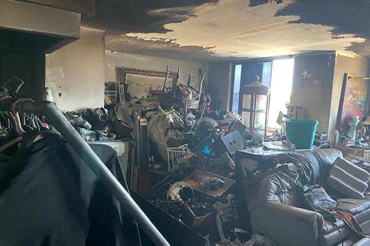 Una persona que murió posteriormente fue encontrada en esta habitación dañada por el fuego e ...