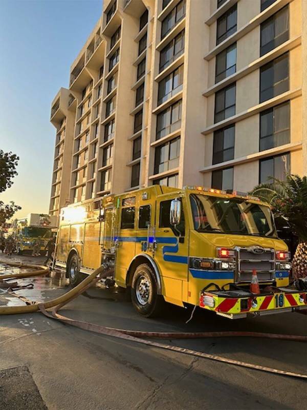 Camiones del Departamento de Bomberos del Condado Clark atienden un incendio fatal en 3930 Univ ...