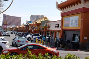 Visitantes caminan por Chinatown en Spring Mountain Road el viernes 12 de abril de 2024, en Las ...
