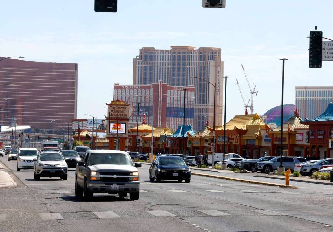 Automovilistas circulan por Spring Mountain Road, cerca de Chinatown, el viernes 12 de abril de ...