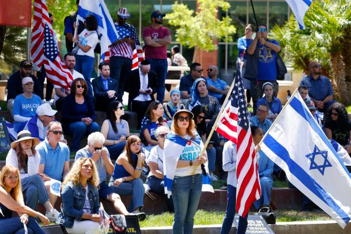 Jennifer Courier, en el centro, sostiene una bandera de EEUU mientras se une a otros en la mani ...