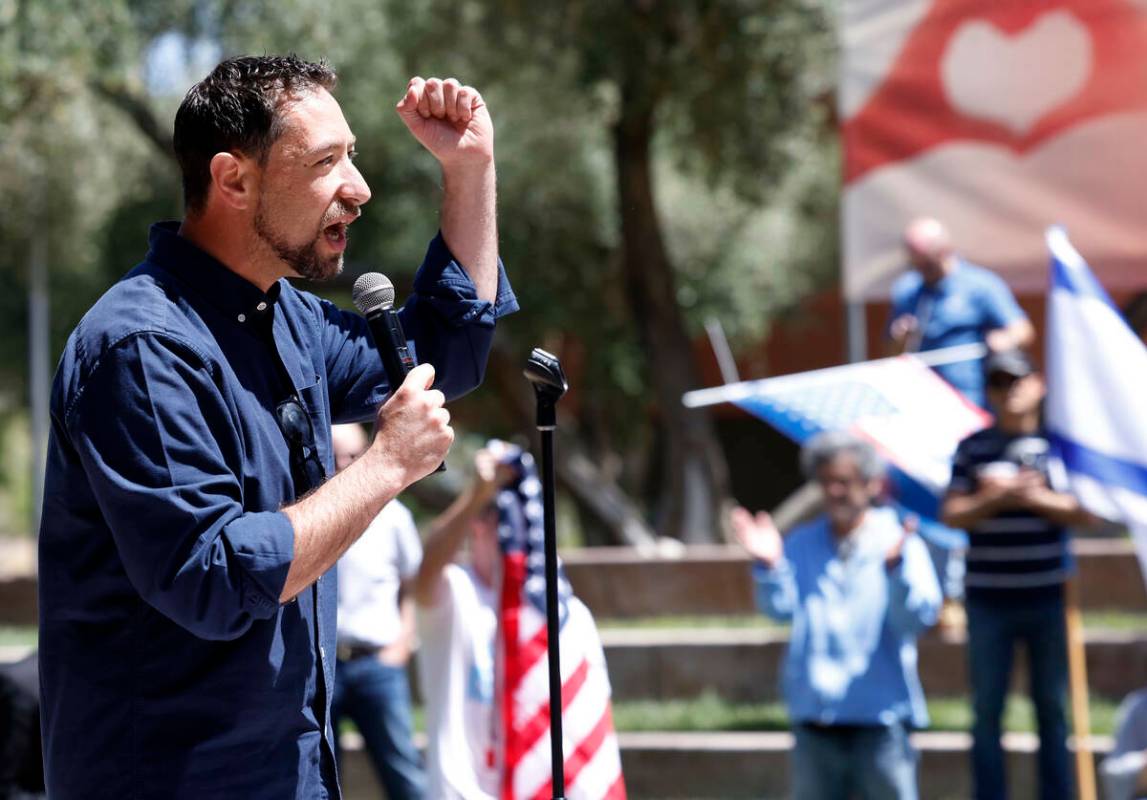 El comisionado Michael Naft habla durante la manifestación Stand Against Hate en apoyo a estud ...