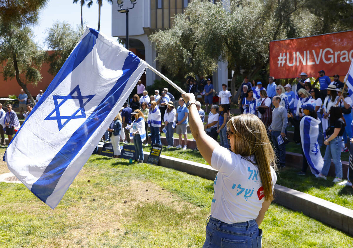 Ofra Etzion, directora regional del Israeli American Council, ondea la bandera israelí durante ...