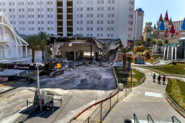 La demolición continúa en el Tropicana el jueves 2 de mayo de 2024, en Las Vegas. (L.E. Basko ...