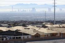 Vista del valle de Las Vegas desde un barrio en construcción en la comunidad planificada Skye ...