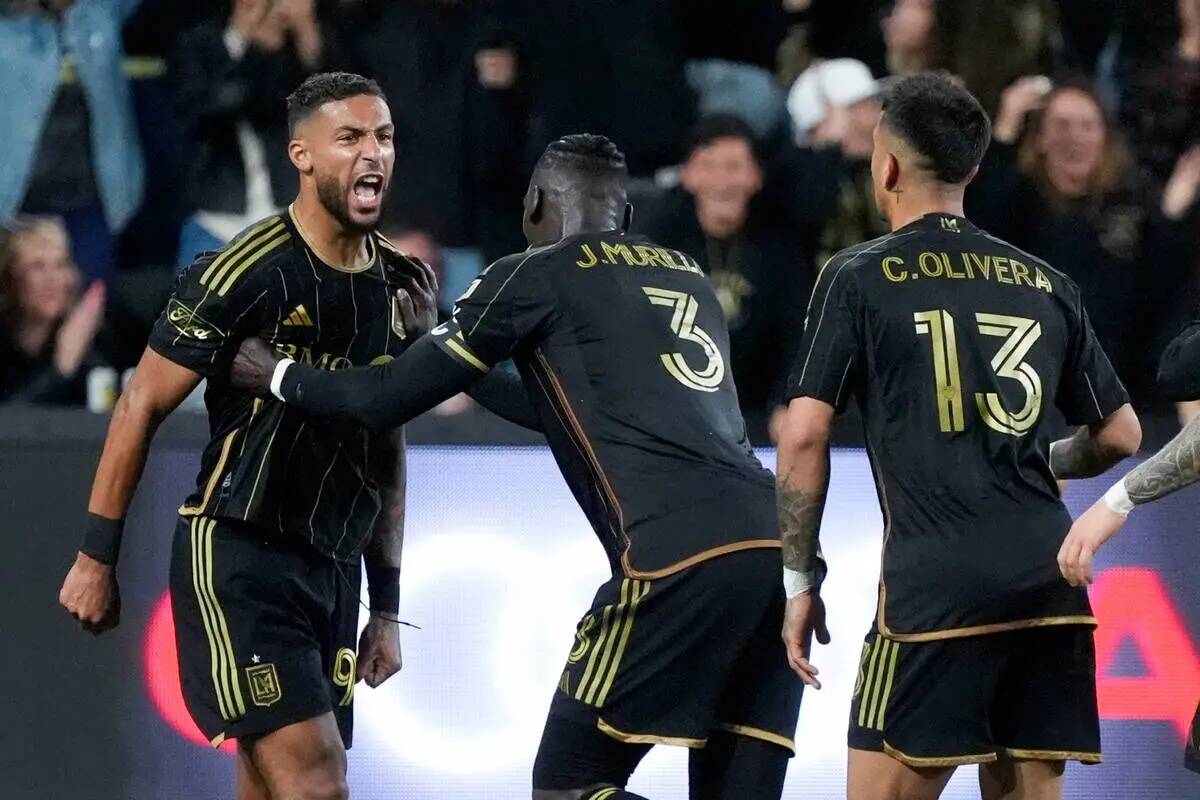 El delantero de Los Ángeles FC Denis Bouanga, izquierda, celebra su gol contra los Portland Ti ...