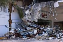 La demolición continúa sobre la puerta cochera en el Tropicana, el jueves 2 de mayo de 2024, ...