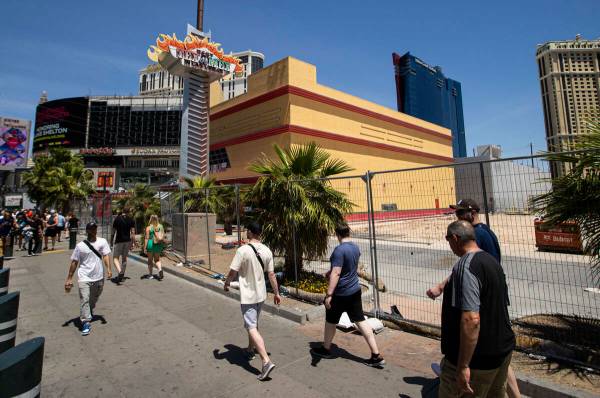 Personas caminan junto al sitio de un planeado casino-resort, propiedad del multimillonario Til ...