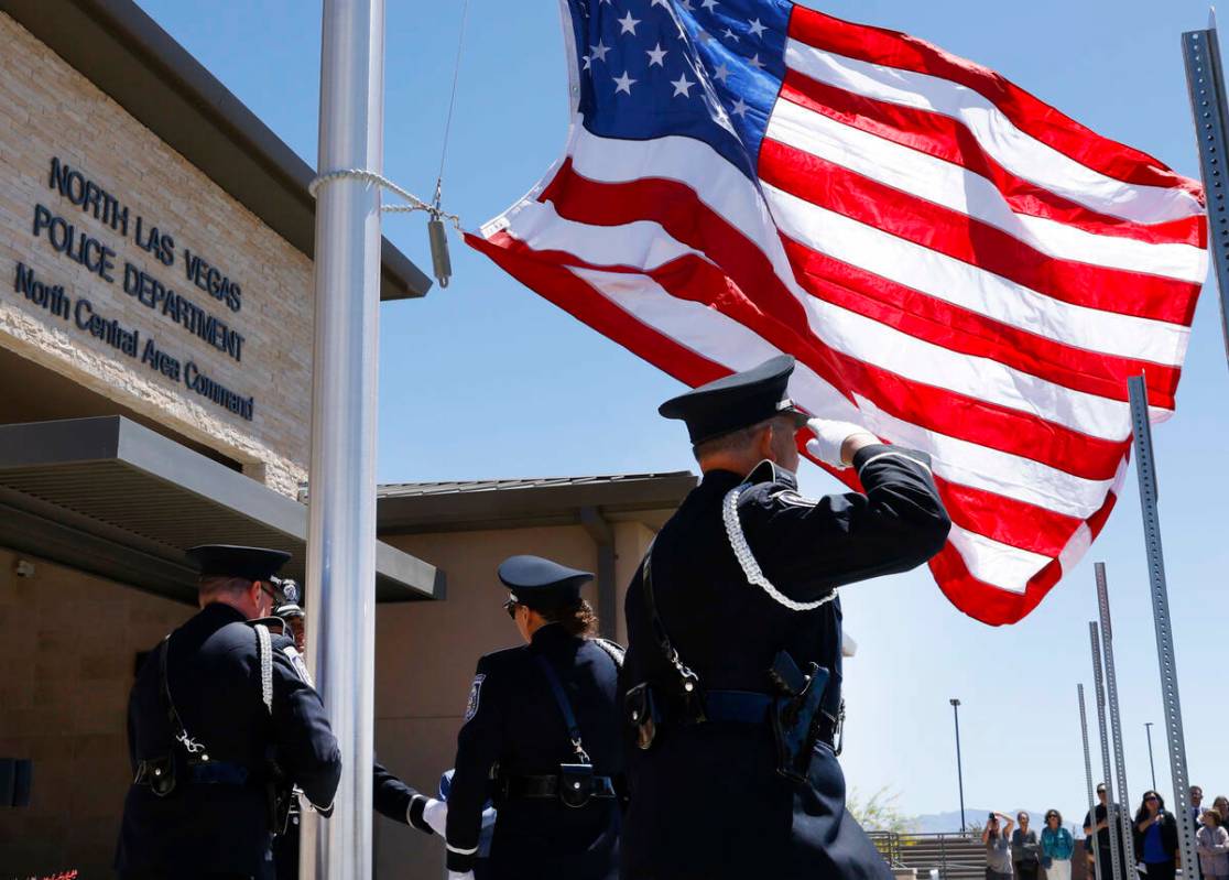 Una bandera estadounidense es izada durante la ceremonia oficial de inauguración y corte de li ...