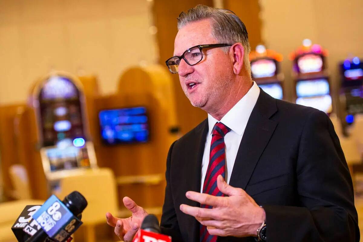 Scott Sibella habla durante una visita a Resorts World en 2021. (Chase Stevens/Las Vegas Review ...