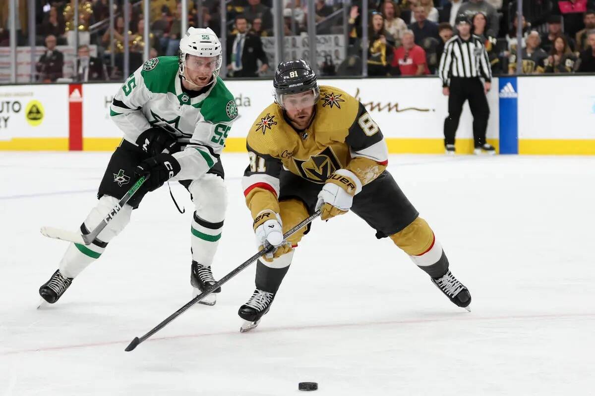 El ala derecha de los Golden Knights, Jonathan Marchessault (81), y el defensa de los Stars, Th ...