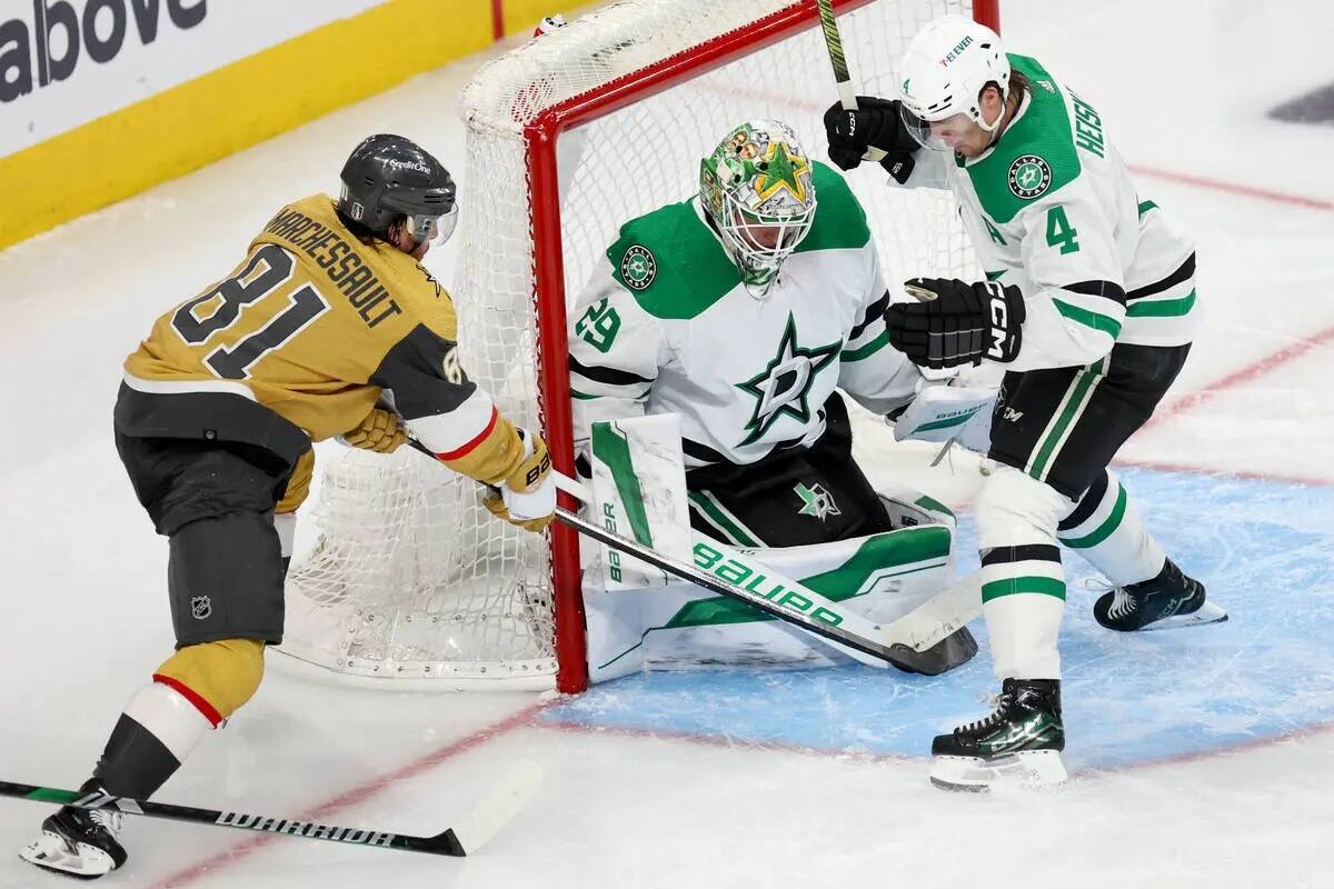 El portero de los Stars Jake Oettinger (29) y el defensa Miro Heiskanen (4) frustran un tiro a ...