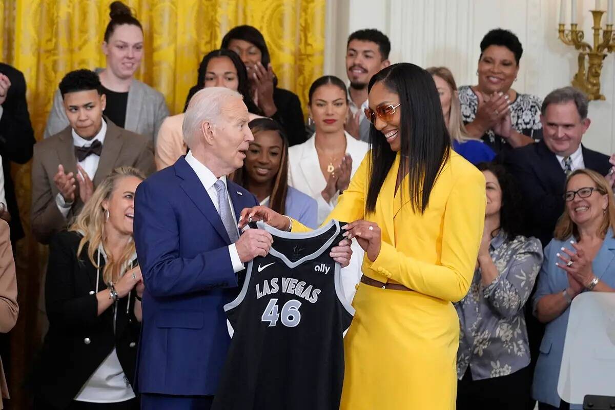 A'ja Wilson, de Las Vegas Aces de la WNBA, a la derecha, entrega una camiseta al presidente Joe ...
