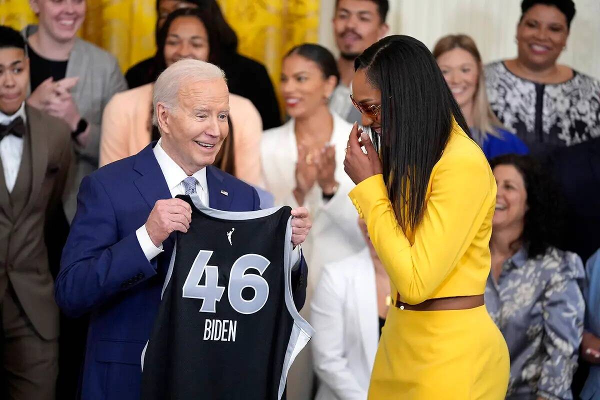 A'ja Wilson, de Las Vegas Aces de la WNBA, a la derecha, entrega una camiseta al presidente Joe ...