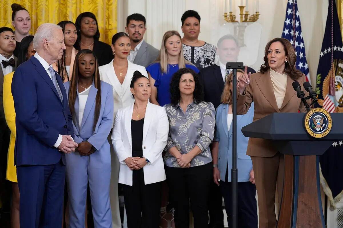 La vicepresidenta Kamala Harris habla mientras el presidente Joe Biden, a la izquierda, escucha ...