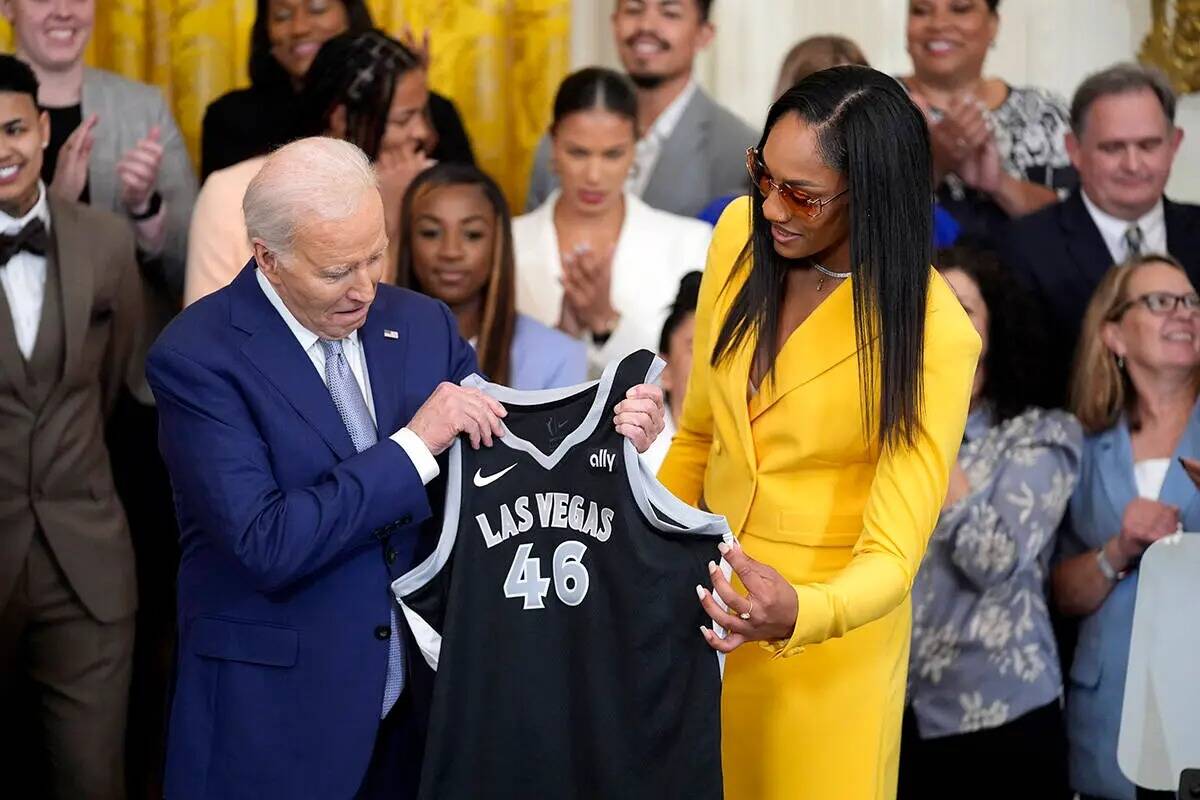 A'ja Wilson, de Las Vegas Aces de la WNBA, a la derecha, entrega un jersey al presidente Joe Bi ...