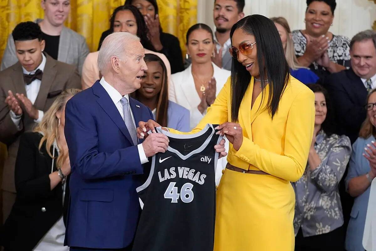 A'ja Wilson, de Las Vegas Aces de la WNBA, a la derecha, presenta un jersey al presidente Joe B ...