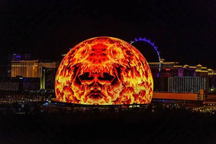 Un gráfico de una cara en llamas aparece en la Sphere durante la noche de apertura de la resid ...