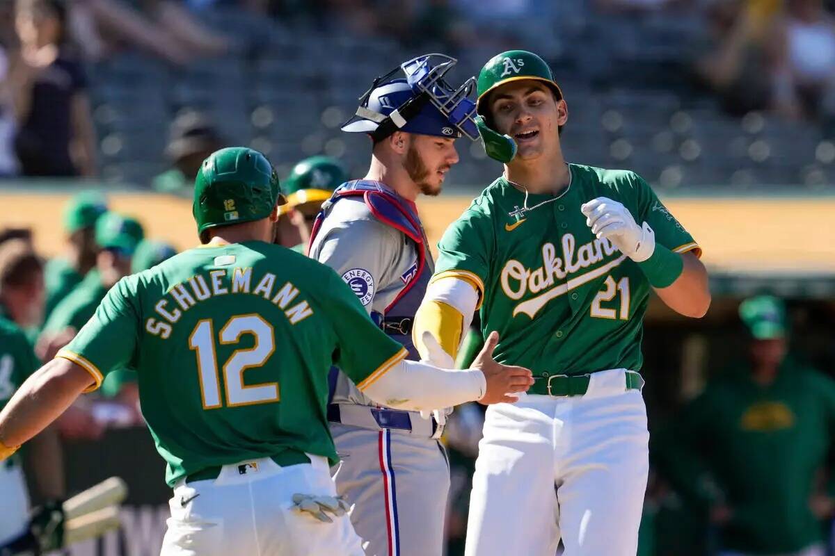 Tyler Soderstrom de los Oakland Athletics, a la derecha, celebra con Max Schuemann, a la izquie ...